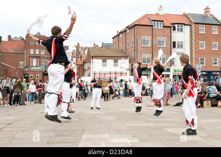 Danze popolari alla Settimana della musica folk di Whitby 2012 maschi giovani ballerini di Morris Foto Stock