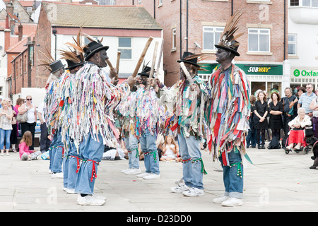 Danze popolari alla Settimana della musica folk di Whitby 2012 con il nero di fronte maschio ballerini morris Foto Stock