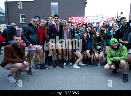 Londra, Regno Unito. Il 13 gennaio 2013. Le persone prendono parte al no pantaloni sul tubo giorno a Londra. Oltre un centinaio di persone braved scandalo come un curioso da stativi guardato su. George Henton / Alamy Live News. Foto Stock