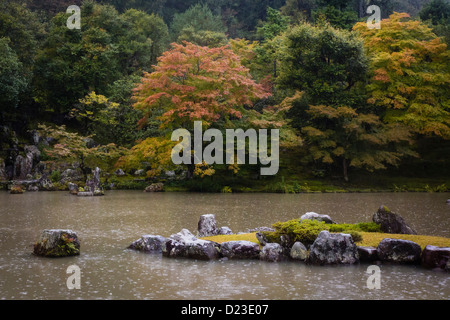 Presso il tempio di Tenryuji, in Arashiyama, alla periferia di Kyoto, pioggia cade sullo stagno nel tempio del giardino. Foto Stock