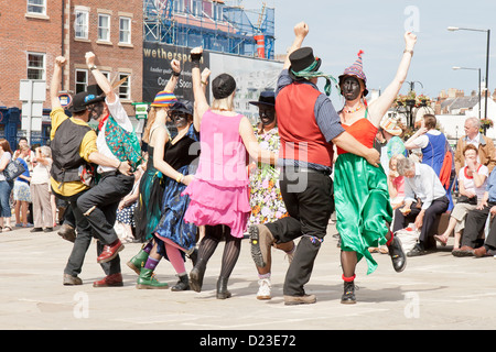 Danze popolari alla Settimana della musica folk di Whitby 2012 un gruppo di ballerini di molly Foto Stock