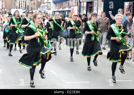 Danze popolari alla Settimana della musica folk di Whitby 2012 con femmina morris ballerini Foto Stock