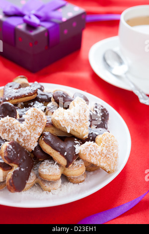 A forma di cuore biscotti e una tazza di tè, close up Foto Stock