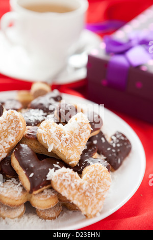 Biscotti dolci per con noce di cocco e cioccolato il giorno di San Valentino, close up Foto Stock