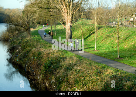 Ciclisti ed escursionisti su taff trail sustrans route 8 gabalfa cardiff South wales uk Foto Stock