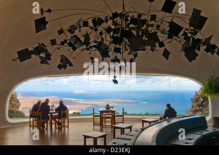 Vista di Isla La Graciosa dal Mirador del Rio, Lanzarote, Isole Canarie, Spagna Foto Stock