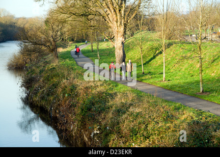 Ciclisti ed escursionisti su taff trail sustrans route 8 gabalfa cardiff South wales uk Foto Stock