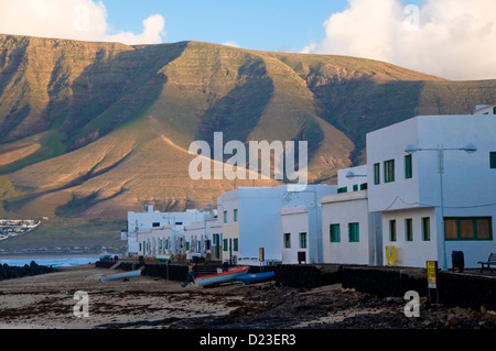 Fronte mare Caleta de Famara, Lanzarote, Isole Canarie, Spagna Foto Stock