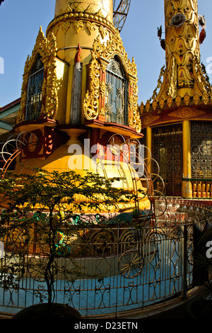 Buddha,Budda,il buddismo,Kya birmano khat Waing insegnamento monastero monaci,esami,Bago (capitale del regno Mon),MYANMAR Birmania Foto Stock