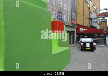 Londra, Regno Unito. Il 13 gennaio 2013. Un pixel di albero e taxi su '8 Bit Lane' come parte della trasformazione di una strada nei pressi della Londra Brick Lane per il rilascio del film Disney 'Wreck-It Ralph'. Pixel di oggetti comprendente un pilastro casella e un taxi sono sparse intorno all'area che è stata con marchio "8 bit lane'. Foto Stock