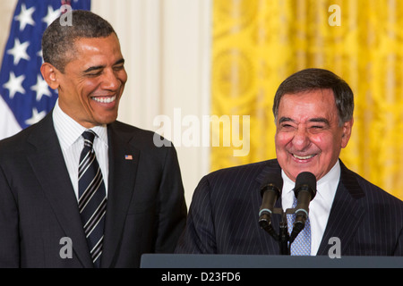 Il presidente Barack Obama e in uscita e il Segretario della Difesa Leon Panetta. Foto Stock