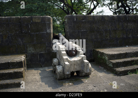 Canon storico bastioni della città vecchia Intramuros Manila Foto Stock