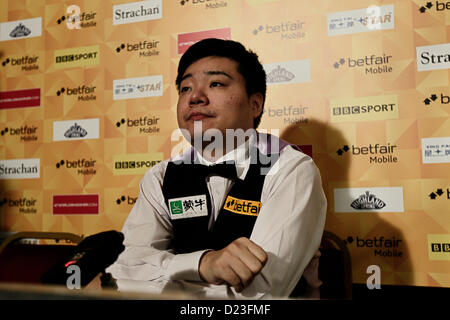 13.01.2013 Londra, Inghilterra. Ding Junhui al post partita intervista dopo l'azione contro Neil Robertson durante il Masters Snooker da Alexandra Palace. Foto Stock