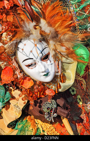 Orientata in verticale immagine del bianco maschera ornati con piume  colorate sulla tradizionale costume di carnevale a Venezia, Italia Foto  stock - Alamy