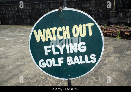 Fai attenzione alle palline da golf Flying Golf con l'insegna dei bastioni della città vecchia Intramuros Manila Phillipines Foto Stock