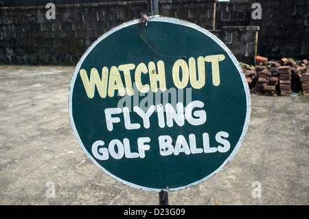 Fai attenzione alle palline da golf Flying Golf con l'insegna dei bastioni della città vecchia Intramuros Manila Phillipines Foto Stock