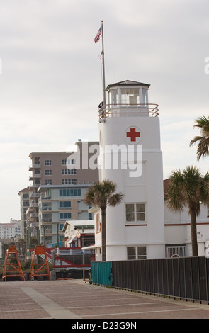 La Croce Rossa americana Life Guard Station - Wavemaster polare di immergersi nella spiaggia di Jacksonville in Florida il 1 gennaio 2013 Foto Stock