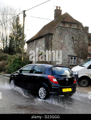 Aldbourne, Wiltshire, Regno Unito. Xiii gen, 2013. Naturale molla della metropolitana inondazioni in strade in Aldbourne, Wiltshire. Credito: Graham Finney Foto Stock