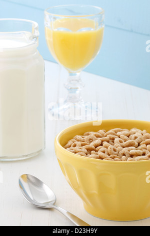 Deliziosi e nutrienti leggermente tostato miele, noci e avena a base di cereali con latte. Foto Stock