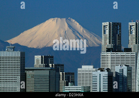 Il monte Fuji e i grattacieli di Shinjuku Tokyo Giappone Foto Stock