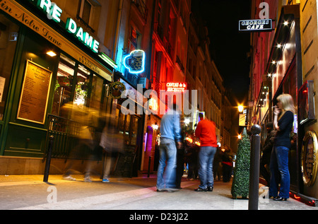 La vita notturna di Parigi nel quartiere latino; giovani in Rue de la Huchette Foto Stock