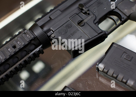 Una difesa Colt M4A1 carbine fucile da assalto sul display in corrispondenza di una pistola shop con elevata capacità di 30 round riviste. Foto Stock