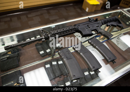 Una difesa Colt M4A1 carbine fucile da assalto sul display in corrispondenza di una pistola shop con elevata capacità di 30 round riviste. Foto Stock