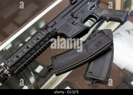 Una difesa Colt M4A1 carbine fucile da assalto sul display in corrispondenza di una pistola shop con elevata capacità di 30 round riviste. Foto Stock