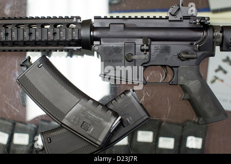 Una difesa Colt M4A1 carbine fucile da assalto sul display in corrispondenza di una pistola shop con elevata capacità di 30 round riviste. Foto Stock