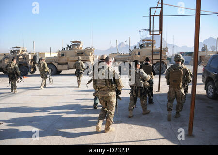 I membri del team di PRT (Provincial Reconstruction Team) Farah testa a loro assegnati i veicoli tattici dopo il completamento di un pre-missione breve su FOB prima una missione per soddisfare il Farah sindaco della città, 13 genn. Questo è stato il primo incontro con il sindaco da quando ha assunto l'ufficio, e è stata un opportunità per i Leader per discutere di governance e sviluppo socioeconomico questioni e iniziative in comune. PRT Farah ha la missione di treno, consigliare e assistere il governo afgano leader a livello comunale, distretto e i livelli provinciali nella provincia di Farah in Afghanistan. Il civile squadra militare è costituito da Foto Stock