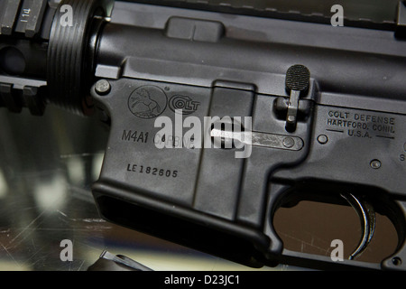 Una difesa Colt M4A1 carbine fucile da assalto sul display in corrispondenza di una pistola shop con elevata capacità di 30 round riviste. Foto Stock