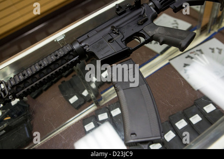 Una difesa Colt M4A1 carbine fucile da assalto sul display in corrispondenza di una pistola shop con elevata capacità di 30 round riviste. Foto Stock