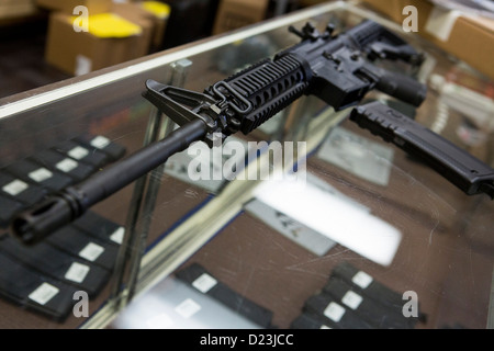 Una difesa Colt M4A1 carbine fucile da assalto sul display in corrispondenza di una pistola shop con elevata capacità di 30 round riviste. Foto Stock