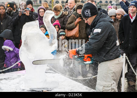 Artisti competere nella categoria freestyle presso il London sculture di ghiaccio Festival, a Canary Wharf. Gennaio 13, 2013 a Londra. Foto Stock