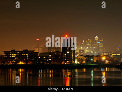 Vista notturna di Shard, Canary Wharf e il 02 Arena da Thamesmead SE London mostra riverside apartments e il fiume Tamigi. Foto Stock