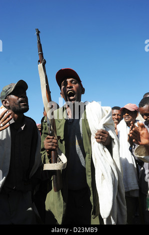 Mangudo, Etiopia, uomini danza per l inaugurazione della scuola di Mangudo Foto Stock