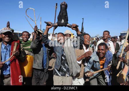 Mangudo, Etiopia, l'uomo con un bue di testa in corrispondenza della apertura della scuola Foto Stock