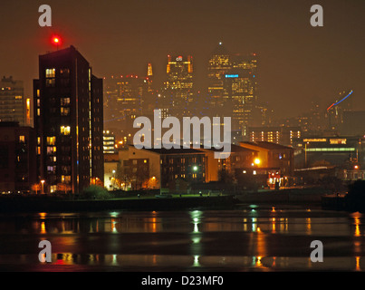 Vista notturna di Shard e Canary Wharf da Thamesmead SE London mostra riverside apartments e il fiume Tamigi, Londra, Inghilterra Foto Stock