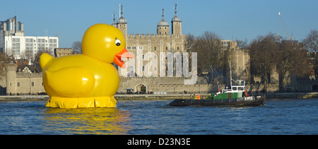 Giallo stunt anatra sul Fiume Tamigi trainato oltre la Torre di Londra la promozione del bingo Jackpotjoy website Foto Stock