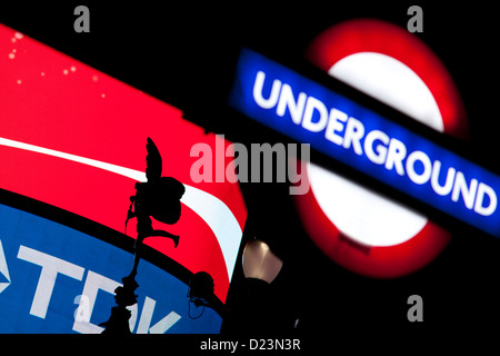 Statua di Eros con segno della metropolitana e Coca-Cola pubblicità LED Piccadilly Circus Londra Inghilterra REGNO UNITO Foto Stock