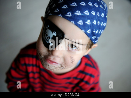 Berlino, Germania, un ragazzino vestito come pirati Foto Stock