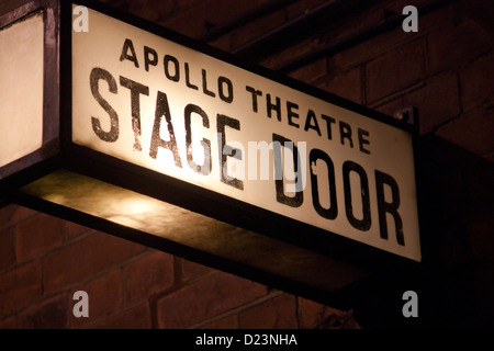 Stadio di segno della porta nella parte posteriore di Apollo Theatre Shaftesbury Theatre Theatreland Soho West End di Londra Inghilterra REGNO UNITO Foto Stock