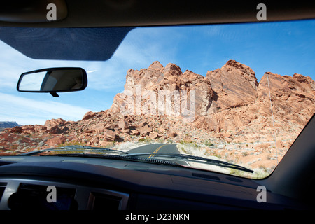 La guida lungo le cupole bianche strada nella valle del fuoco del parco statale nevada usa Foto Stock