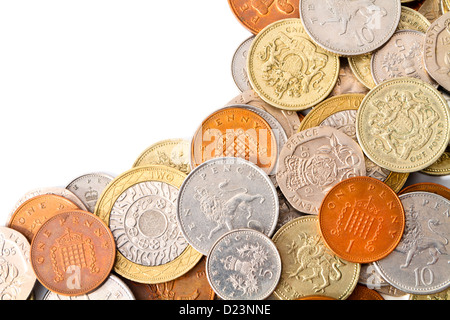 Un mucchio di moderna Gran Bretagna monete con copia bianca spazio sulla sinistra per il designer. Foto Stock
