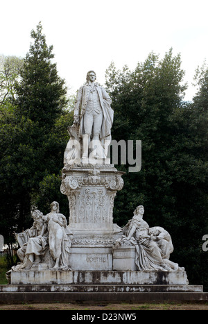 Roma, Italia, Goethe monumento davanti la Villa Borghese Foto Stock