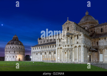 Il battistero e il Duomo di Pisa dopo il tramonto, Toscana, Italia Foto Stock