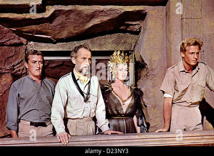 Herrscherin Der Wüste ella Bernhard Cribbins, Peter Cushing, Ursula Andress, John Richardson Im Auftrag von Ayesha (Ursula Foto Stock