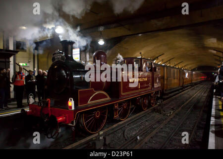 Londra, Regno Unito. Il 13 gennaio 2013 un treno a vapore noto come incontrato locomotiva n. 1, entra nella stazione della metropolitana di Baker Street a Londra. Foto Stock