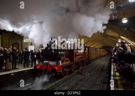 Londra, Regno Unito. Il 13 gennaio 2013 un treno a vapore noto come incontrato locomotiva n. 1, entra nella stazione della metropolitana di Baker Street a Londra. Foto Stock