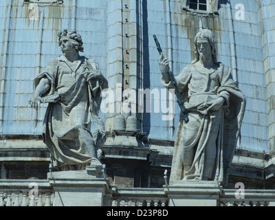 Le statue sulla facciata della Basilica di San Pietro in San Giovanni Evangelista e San Giacomo Jonger Foto Stock